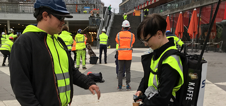 Flagga med tva personer